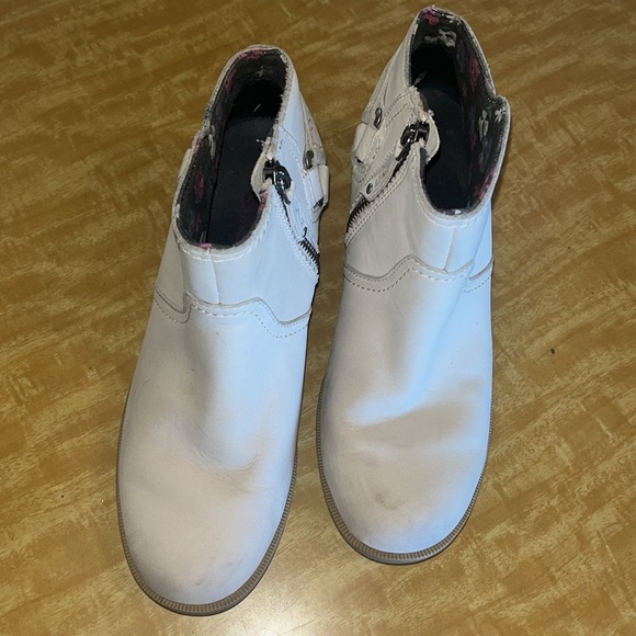 Teva cream leather Foxy booties size 6.5 low heel / preowned - Picture 3 of 11